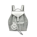 Zaino argento metallizzato con texture stropicciata, coulisse e ciondolo smiley su sfondo bianco - Bianco