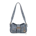Blaue Denim-Umhängetasche mit Blumenmuster und Sternanhänger in der Frontansicht - Hellblau