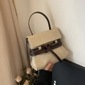 Bolso de tela tejida beige con adornos de cuero marrón oscuro y correa bandolera detalle - Marrón