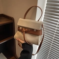 Bolso bandolera de lona beige con ribete de cuero marrón y hebilla de metal - Marrón