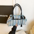 Borsa tote intrecciata a onde multicolore con manici in pelle nera e fibbia chic - Nero