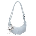 Bolso hobo plisado azul claro con colgantes de estrella plateada y correa con nudos - Azul (Sin Colgante)