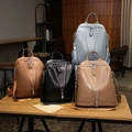 Sac à dos chic en cuir souple pour femme avec fermeture en V en quatre coloris - Bleu