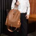 Détail du sac à dos en similicuir caramel avec zips en V et bretelles larges en nylon - Marron