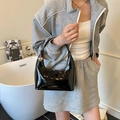 Borsa hobo a mezzaluna in vernice nera lucida con ciondolo a cuore stile sottobraccio - Nero