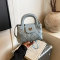 Borsa a mano in denim azzurro con trama trapuntata e chiusura a cuore argentata - Blu Senza Ciondolo