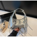 Zilveren halvemaanvormige tas met geplooide metallic finish en sterhangers - Zilver