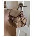 Detail van vintage canvas rugzak met lederen afwerking hangend aan een deur - Eén maat / Khaki