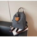 Gros plan d'un sac à dos en denim gris avec poignée marron et porte-clé ours en peluche - Noir (Avec Pendentif)