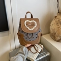 Zaino vintage a quadri marroni con cuore in pizzo bianco e fiocchi per il tempo libero - Marrone