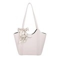 Minimalistische cremeweiße Tote Bag mit Bären-Schleifendetail und Schulterriemen - Bären-Druck Schleife Stil / Weiß