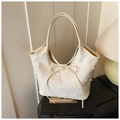 Sac fourre-tout blanc cassé élégant avec fleurs 3D et détail de nœud délicat - Blanc