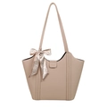 Minimalistische beige Shopper-Tasche aus genarbtem Leder mit Herz-Seidenschal-Dekor - Herz-Muster Schal Stil / Beige