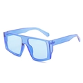 Occhiali da sole Y2K punk oversize in plastica blu traslucida per uno stile moderno - Montatura Blu / Lenti Blu