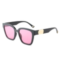 Lunettes de soleil carrées noires avec verres roses et détails ondulés dorés - Monture noire verres violets