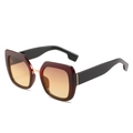 Quadratische Sonnenbrille mit weinrotem Rahmen, gelben Verlaufsgläsern und Bügeln - Tee Rahmen Verlauf Tee Gläser