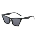 Occhiali da sole cat-eye neri classici con montatura geometrica visti da un angolo di 45° - Montatura Nera Lenti Grigie