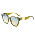Lunettes de soleil carrées vert olive avec verres dégradés bleu-jaune et détails dorés - Monture Verte Verres Bleu Jaune