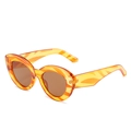 Occhiali da sole cat-eye oversize con montatura gelatina a strisce arancioni e lenti marroni - Montatura a Strisce Gialle Lenti Tè