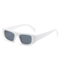 Modische weiße quadratische Sonnenbrille mit dunkelgrauen Gläsern im Retro-Look - Einheitsgröße / Weißer Rahmen Graue Linsen
