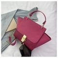 Dettaglio borsa fucsia in pelle a coccodrillo con manico dorato e chiusura metallica - Rosa Rosso