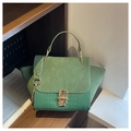 Dettaglio borsa verde coccodrillo con patta in pelle scamosciata e chiusura dorata - Verde