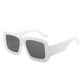 Moderne weiße Retro-Sonnenbrille mit dickem Rahmen und dunkelgrauen Gläsern - Weißer Rahmen Graue Linsen