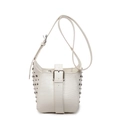 Borsa a secchiello bianca con motivo a coccodrillo, borchie argento e tracolla regolabile - Bianco Sporco