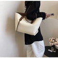 Detalle del bolso tote tejido beige de gran capacidad con asa de cuero marrón - Blanco Roto
