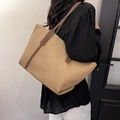 Bolso tote grande de tejido caqui con asas marrón oscuro, modelo de hombro - Caqui