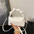 Bolso bandolera blanco de piel con diseño lichi, asa con nudo y elegantes herrajes plateados - Blanco Arroz (Sin Colgante)