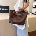 Bolso tote grande trenzado marrón oscuro con asa y textura vintage de piel sintética - Marrón