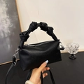 Bolso de mano negro con textura de lichi, asa con nudo elegante y correa al hombro - Negro sin Colgante