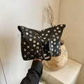 Borsa a spalla in pelle nera con borchie argentate e tracolla ampia decorata - Nero