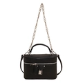 Bolso caja negro de cuero granulado con cadena plateada y colgante de candado - Negro