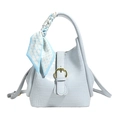Hellblaue Handtasche mit Krokodilprägung und dekorativem blau-weißem Seidenschal - Blau
