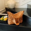 Borsa a spalla color caramello con grandi borchie argentate e trama in pelle martellata - Marrone