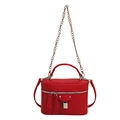 Bolso rojo de cuero granulado con correa de cadena plateada y asa de mano estructurada - Rojo