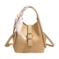 Kamelfarbene Handtasche mit Krokodilprägung, Seidenschal-Griff und goldenem Verschluss - Khaki