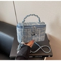 Blau-weiß gewebte Tweed-Box-Tasche mit silberner Kette und floralem Anhänger-Detail - Blau