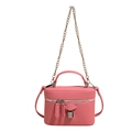 Bolso bandolera rosa con textura litchi, cadena metálica y hebilla plateada - Rosa