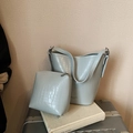 Hellblaue Eimertasche mit Krokoprägung und passendes Beutelset mit verstellbarem Gurt - Kroko-Set (2-teilig) / Blaues Taschen-Set