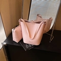 Rosa Eimer-Tasche mit Krokodilleder-Muster und passendem Beutel im Set für Damen - Kroko-Set (2-teilig) / Rosa Taschen-Set