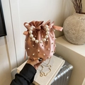 Plissierte Satin-Beuteltasche in Champagner-Rosa mit Perlengriff und eleganter Goldkette - Rosa