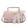 Sac sous le bras rose avec nœud en dentelle blanche, strass et breloques en perles - Rose