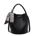 Bolso cubo de cuero litchi negro con asa superior, bandolera y pañuelo geométrico fino - Negro