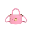 Borsa a mano rotonda in pelle rosa con fibbia dorata e tracolla in un design minimalista - Rosa
