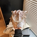 Elegante Beuteltasche aus champagnerfarbenem Satin mit Perlengriff und Kordelzug - Silber