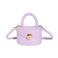 Borsa a mano a semicerchio lavanda con fibbia in metallo dorato e tracolla - Viola