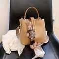 Khaki Leder Beuteltasche mit breitem Chevron-Gurt und süßem Kaninchen-Anhänger am Sitz - Khaki (Ohne Anhänger)